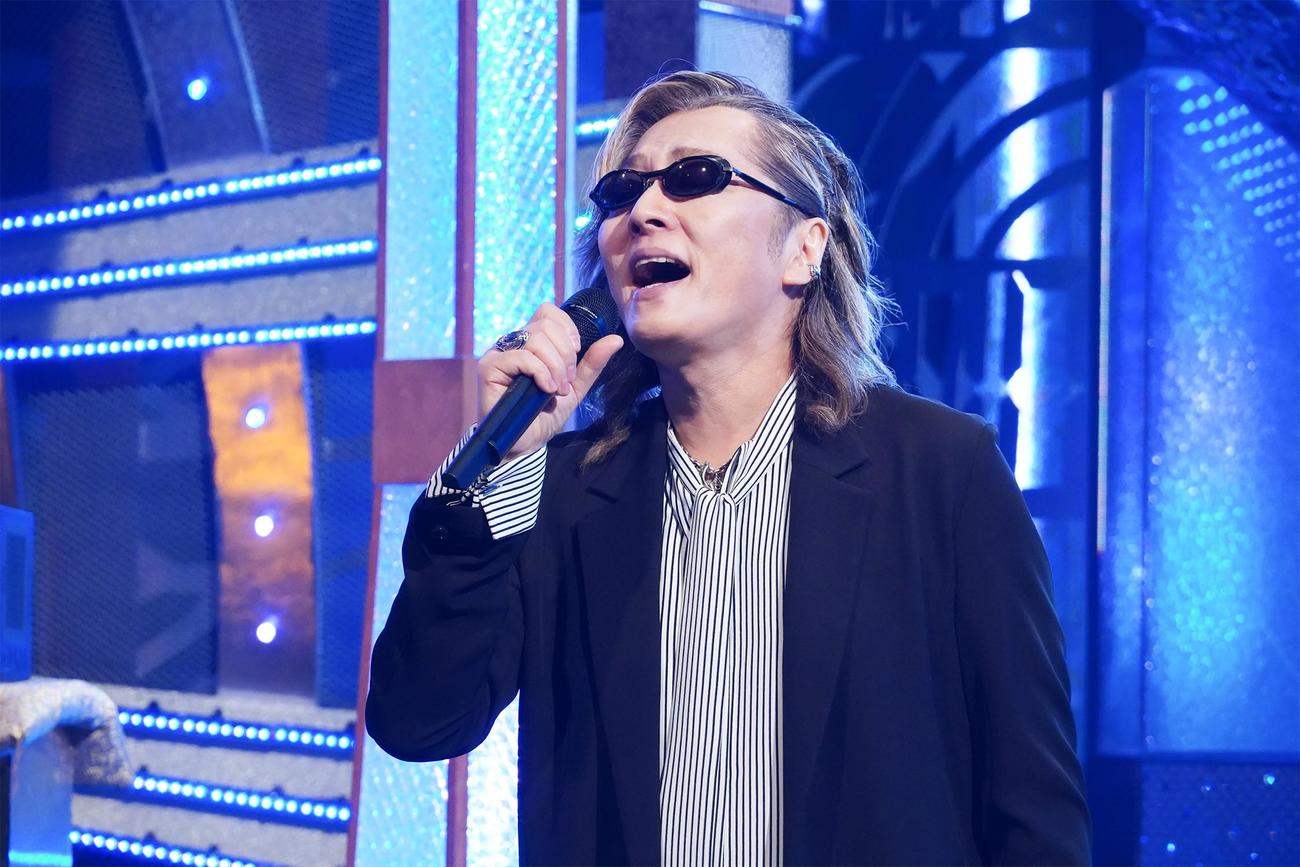 「浪漫飛行」を歌う石井竜也（C）テレビ東京