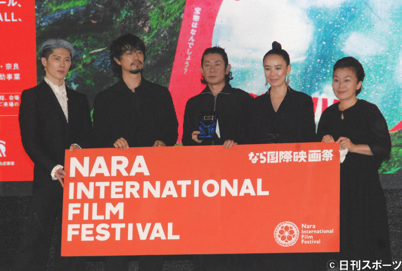 「なら国際映画祭2020」のオープニングに登場した左からMIYABI、斎藤工、永瀬正敏、河瀬直美監督、中野聖子理事長（撮影・松浦隆司）