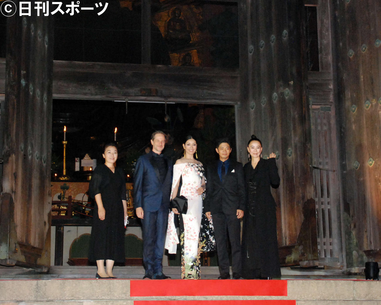 「なら国際映画祭2020」のオープニングで東大寺大仏殿の前で記念撮影するアンミカ（中央）、河瀬直美監督（右端）ら