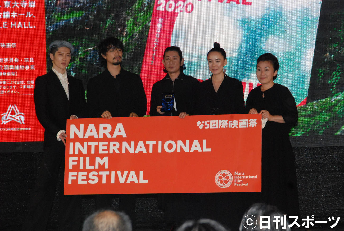 「なら国際映画祭2020」のオープニングに登場した左からMIYABI、斎藤工、永瀬正敏、河瀬直美監督、中野聖子理事長（撮影・松浦隆司）