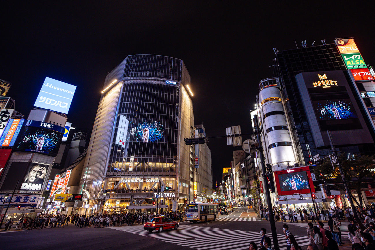 渋谷スクランブル交差点の街頭ビジョンで新グループ名「櫻坂46」が発表された