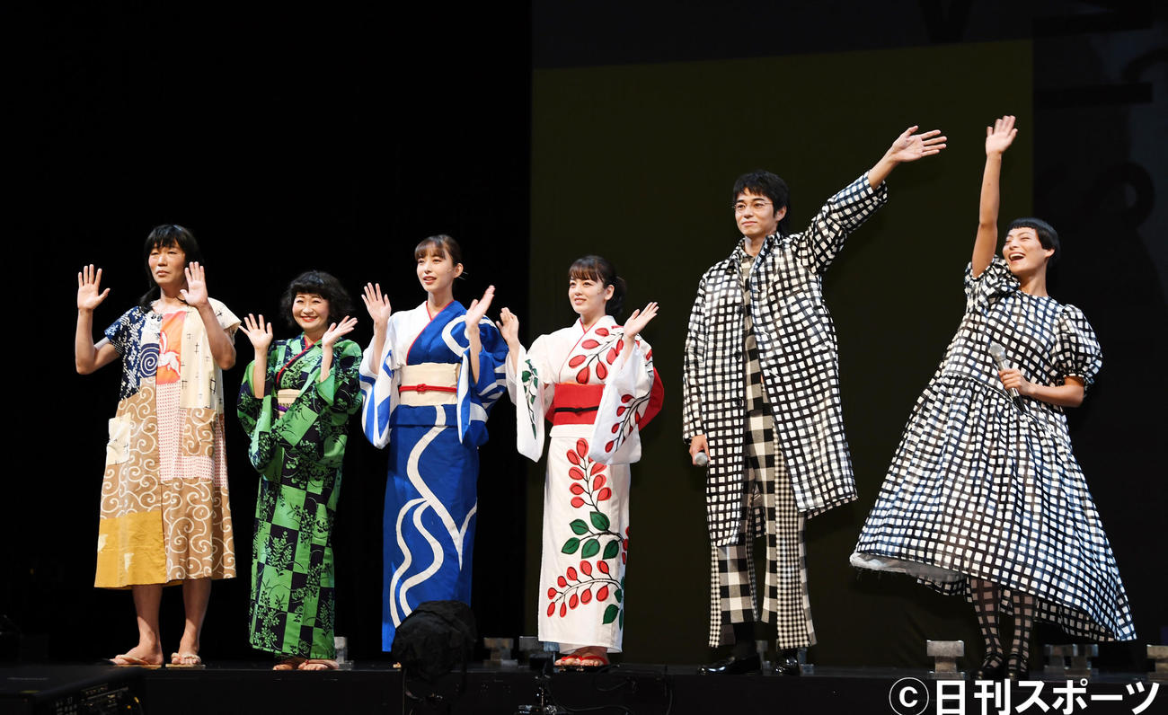 「MISHIMA2020」公開舞台稽古を迎え、笑顔で手を振る出演者たち。左から高橋努、野口かおる、井桁弘恵、伊原六花、東出昌大、菅原小春（撮影・横山健太）