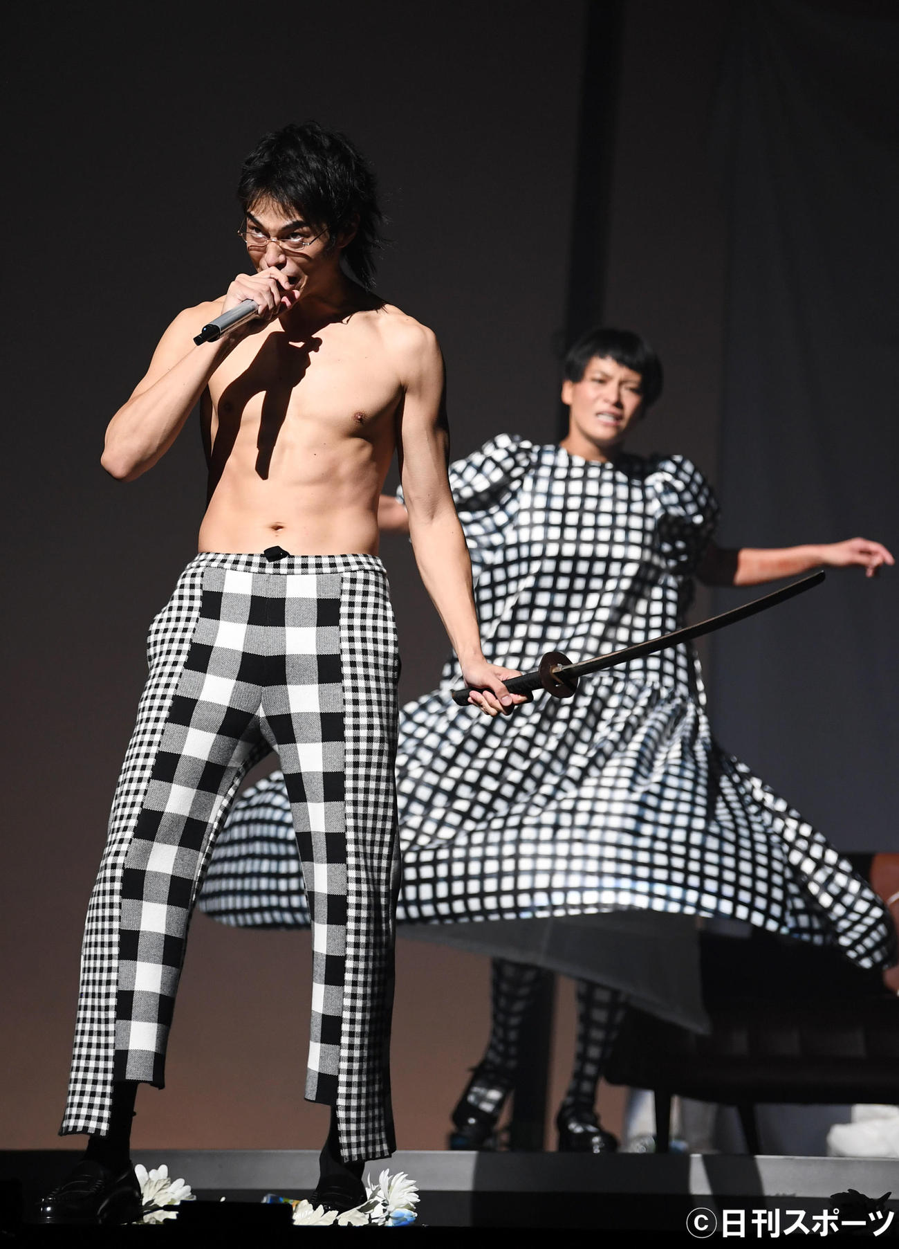 「MISHIMA2020」公開舞台稽古で熱演する東出昌大（左）と菅原小春（撮影・横山健太）