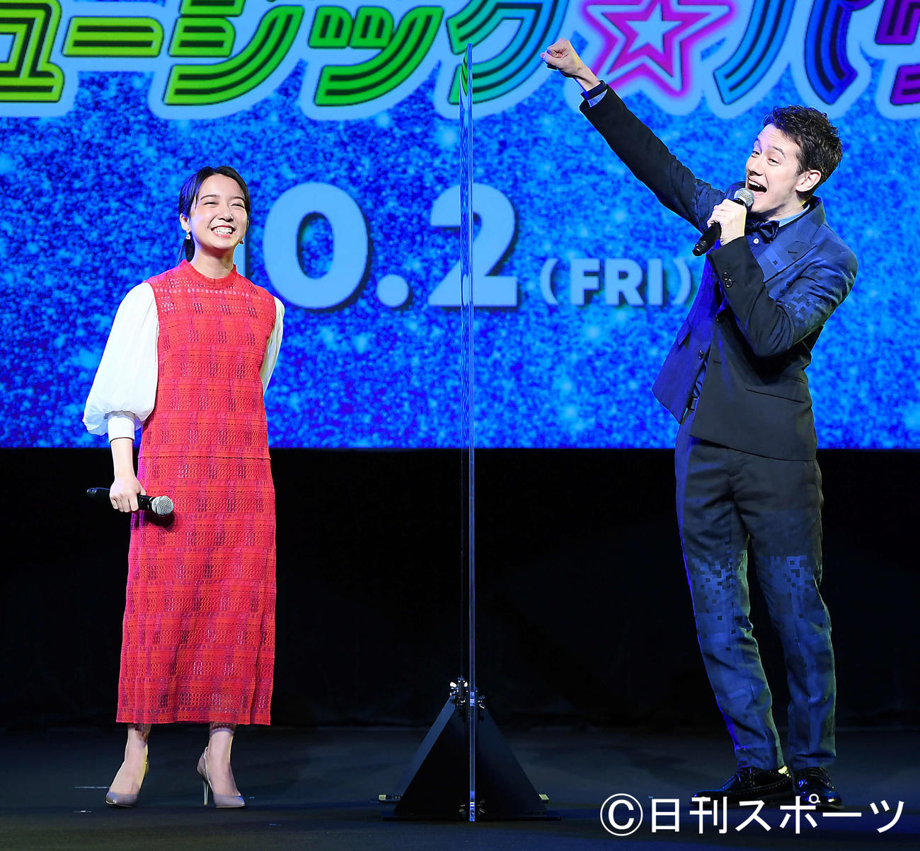映画「トロールズミュージック★パワー」の完成披露イベントで歌声を披露した上白石萌音（左）とウエンツ瑛士（撮影・たえ見朱実）