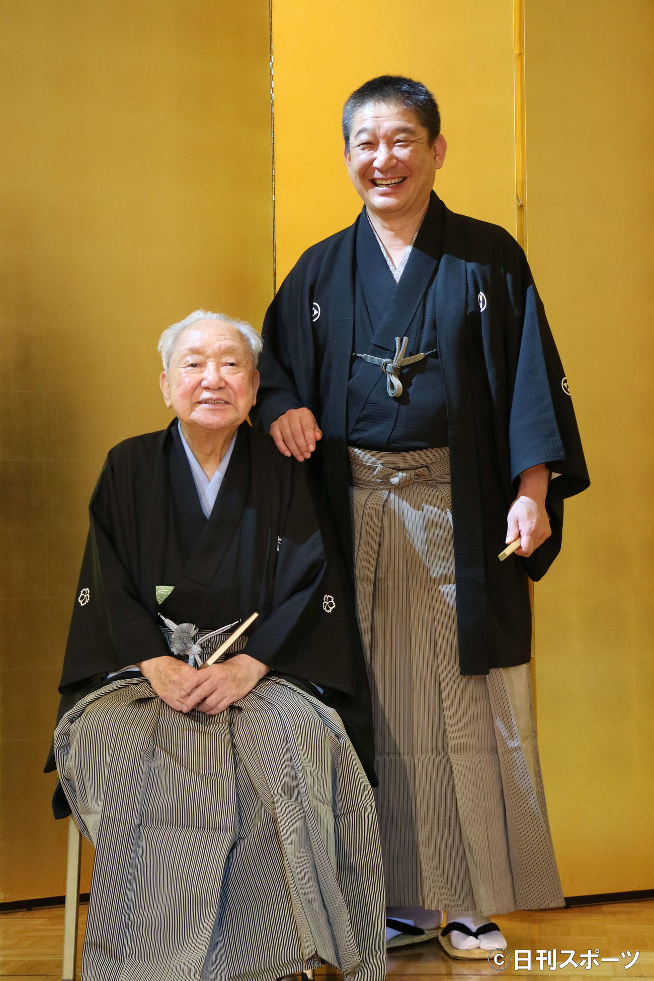 襲名会見を行った金時あらため5代目三遊亭金馬（右）と4代目あらため三遊亭金翁（2020年8月27日撮影）