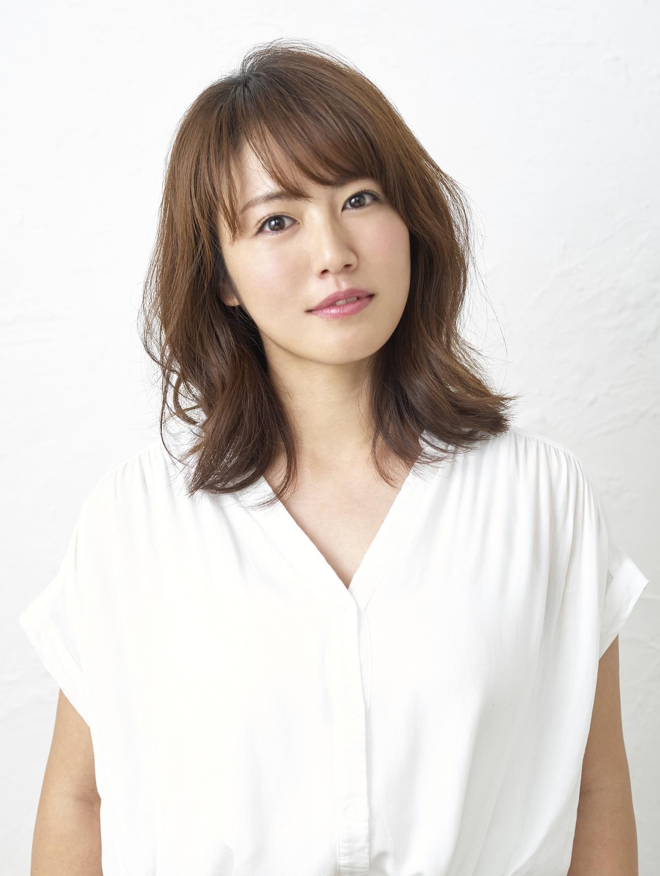 デビュー20周年を記念したオンラインイベント「デビュー20周年感謝祭～オンラインで乾杯～」を開催する磯山さやか