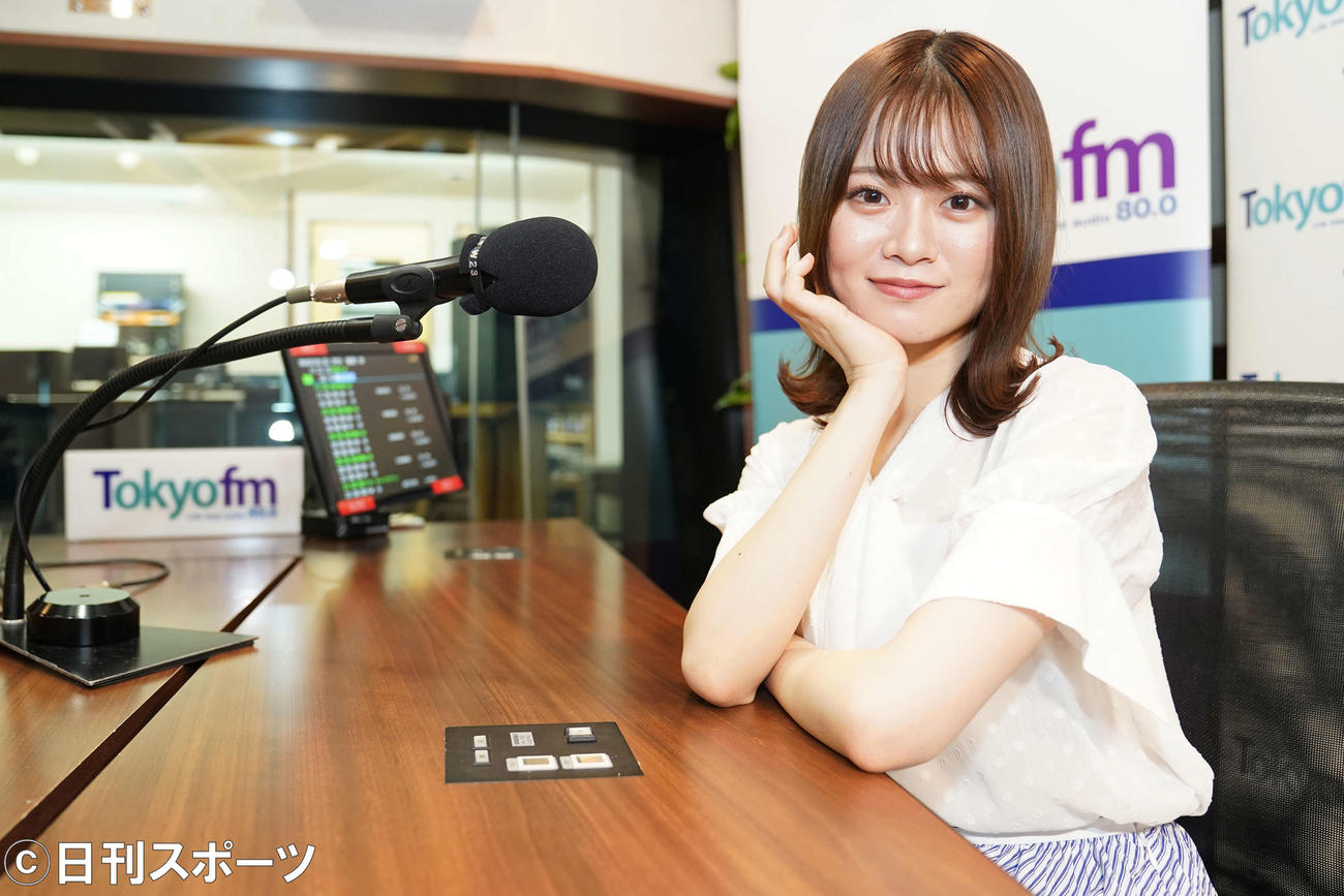 ブースの席に座る乃木坂46の山崎怜奈（撮影・江口和貴）