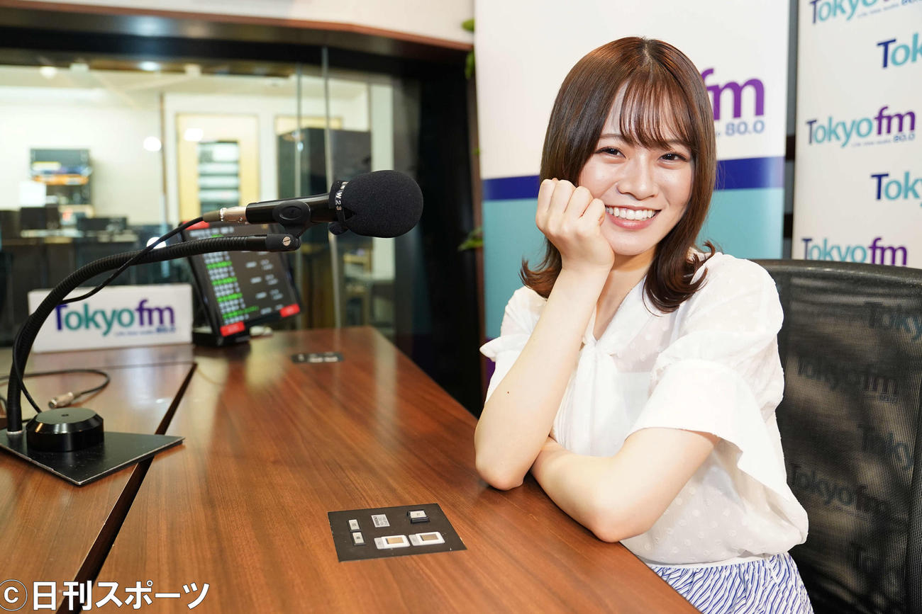ブース内で笑顔を見せる乃木坂46の山崎怜奈（撮影・江口和貴）