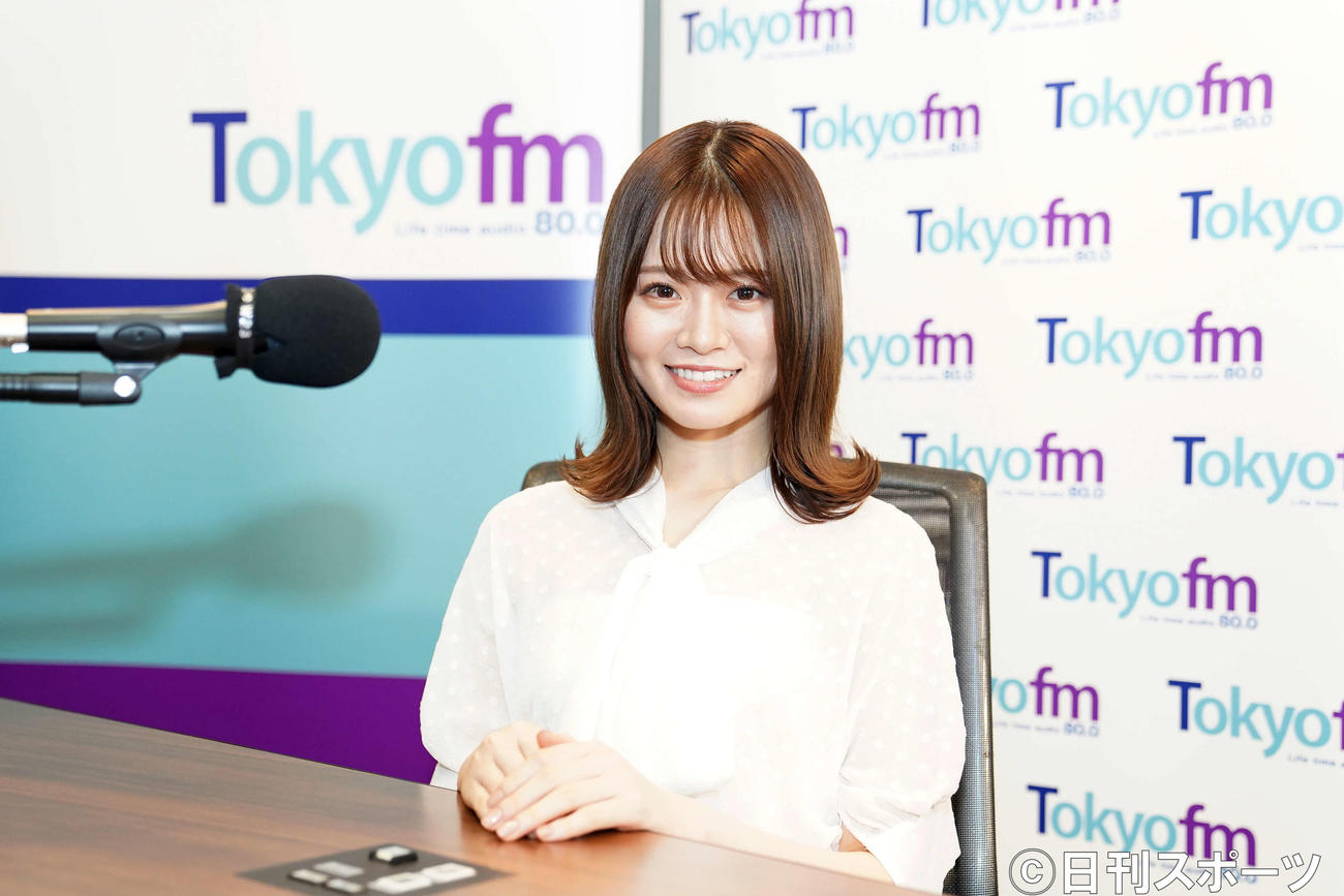 ブース内で笑顔を見せる乃木坂46の山崎怜奈（撮影・江口和貴）