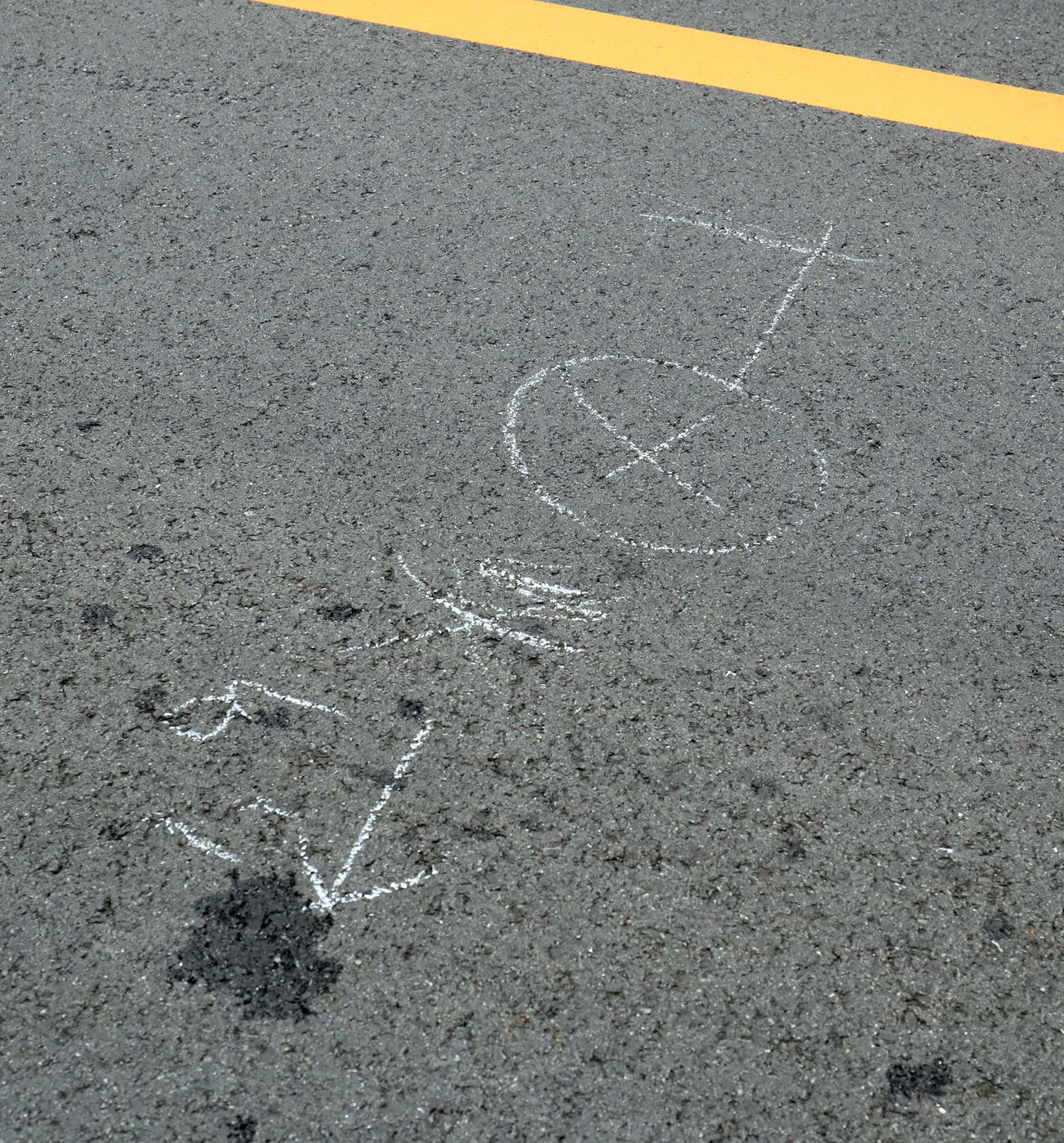 山口達也容疑者の乗るバイクが信号待ちの自動車後部に衝突した事故現場には、警察によるチョークのメモが残されていた（撮影・狩俣裕三）