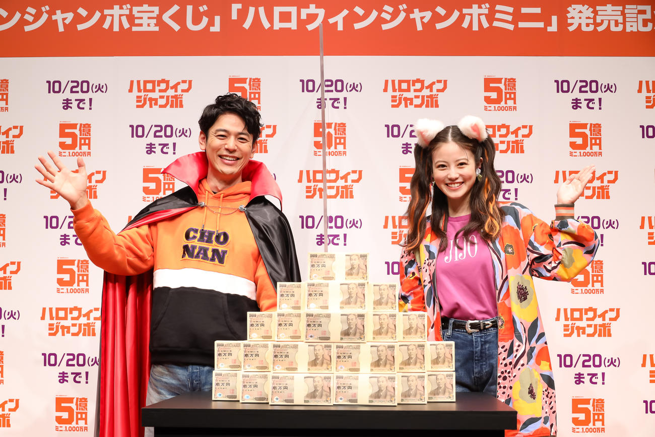 「ハロウィンジャンボ宝くじ」発売記念イベントで。左から、妻夫木聡、今田美桜