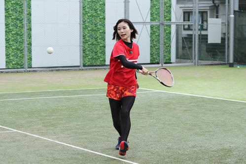 10月18日スタートのMBSテレビ「朝日奈央のキラめきスポーツ～キラスポ～」でMCを務め、ソフトテニスをする朝日奈央（MBSテレビ提供）