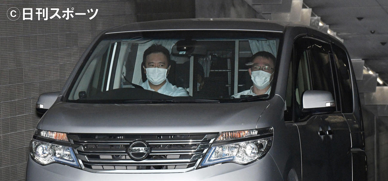 送検のため警視庁を出る山口達也容疑者を乗せた車（撮影・滝沢徹郎）