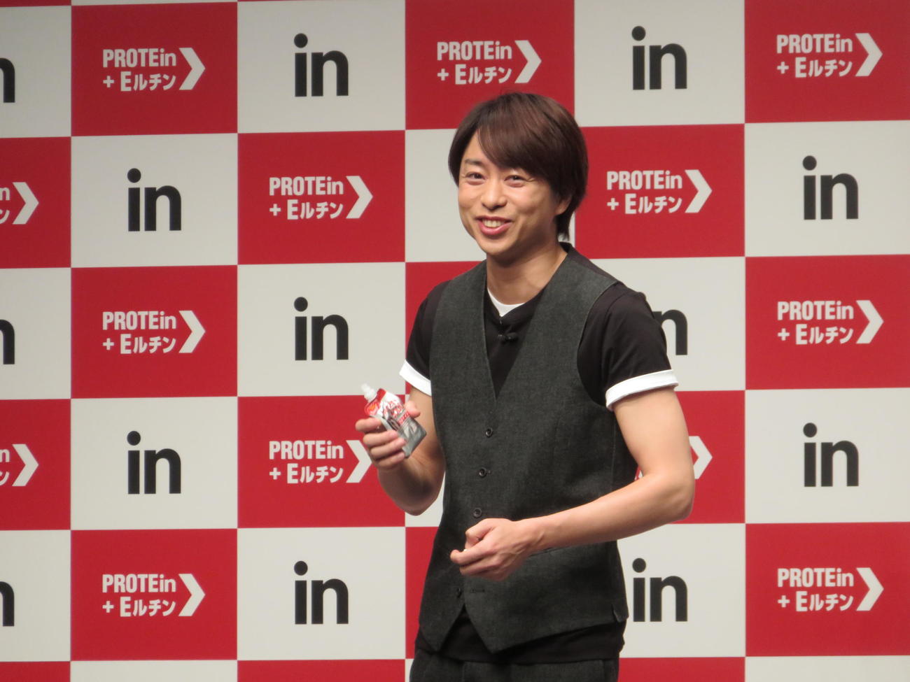 「inゼリー　プロテイン」の新商品を持って笑顔を見せる櫻井翔（撮影・横山慧）