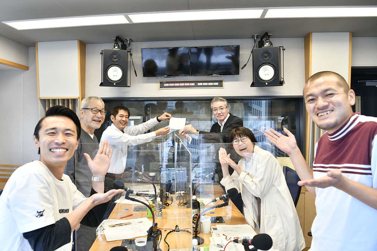 生放送中に編成局長昇進の内示を受けた文化放送太田英昭アナウンサー（左から3人目）
