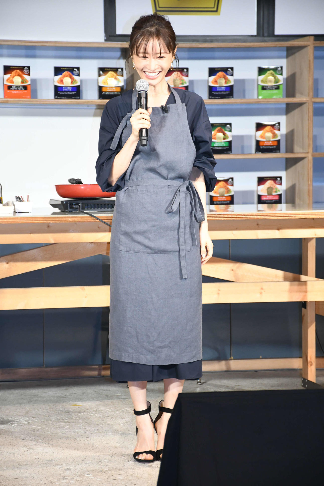 ハインツ「大人むけのパスタ」新ブランドアドバイザー就任記念イベントでエプロン姿を披露し照れ笑いする松本まりか（撮影・大友陽平）
