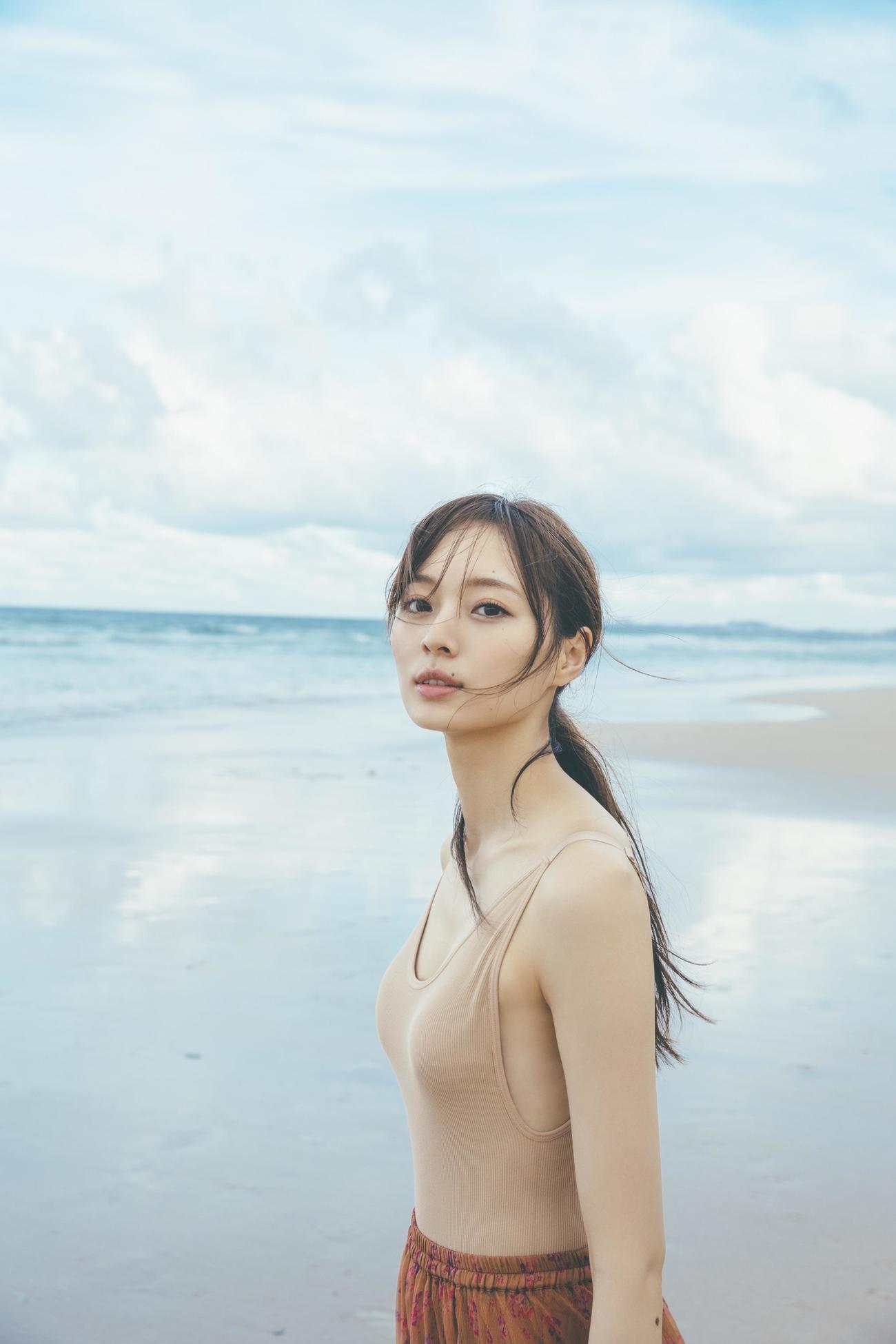 梅澤美波ファースト写真集「夢の近く」の通常版表紙カット