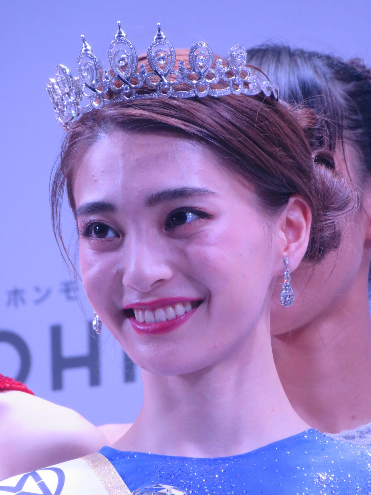 ミス・ワールド2020日本代表に輝き笑顔を浮かべる金谷鞠杏