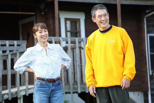 殺人事件の主犯の夫婦役を演じる内山理名(左）と鶴見辰吾（C）フジテレビ