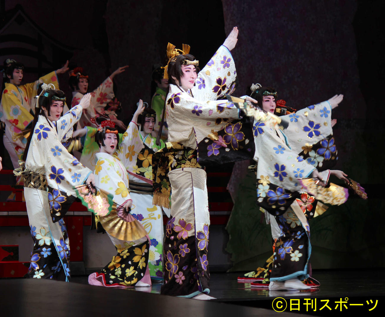 坂東玉三郎が宝塚歌劇を初監修した和物ショーで舞う月組トップ珠城りょう（中央）ら（撮影・村上久美子）