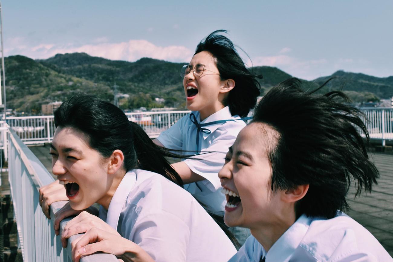 映画「サマーフィルムにのって」主演の伊藤万理華（手前右）。同左は祷キララ、中央奥は河合優実