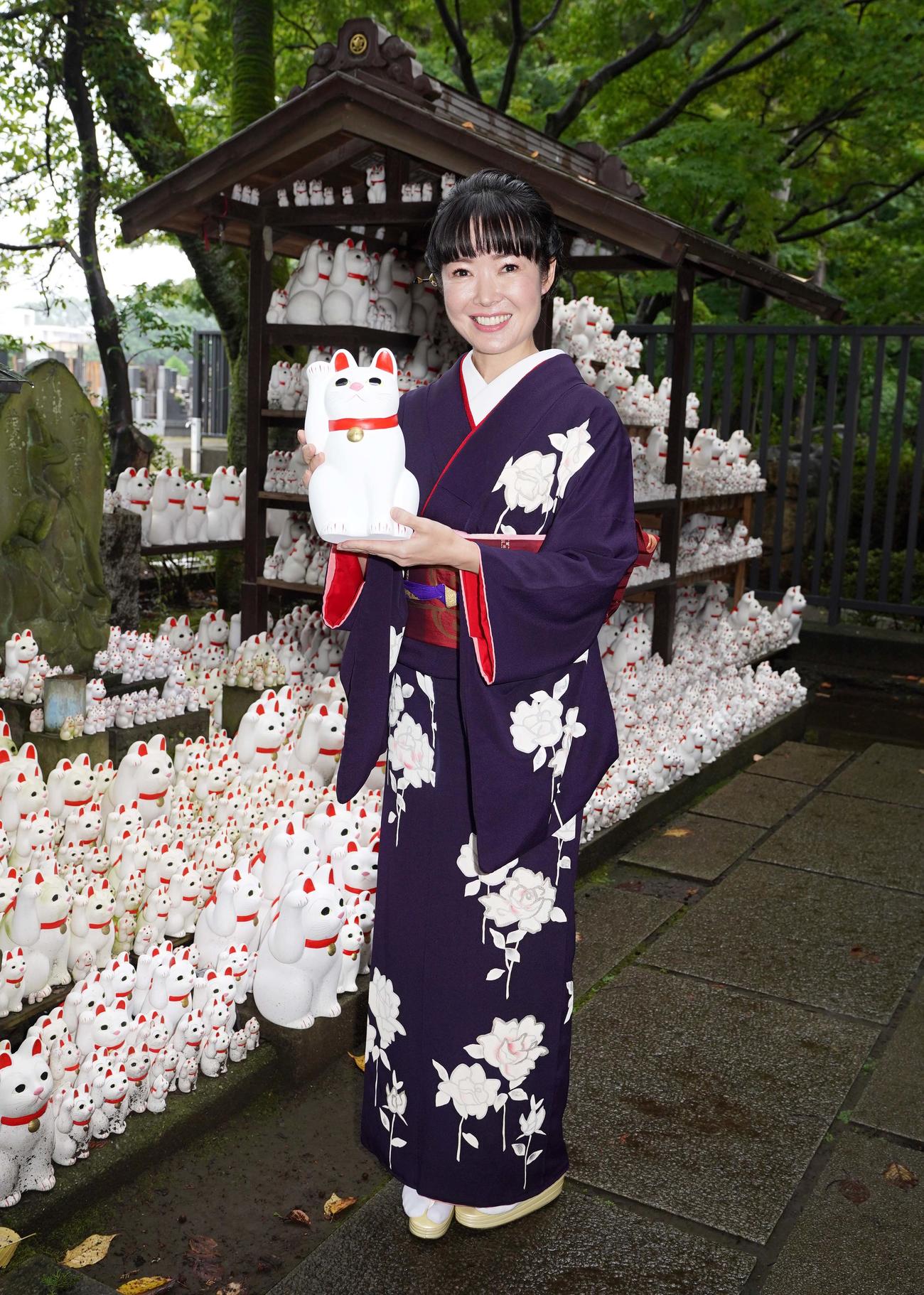 招き猫発祥の東京・豪徳寺でヒット祈願を行った田川寿美