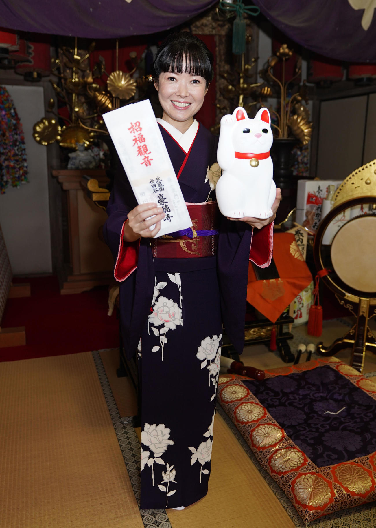 招き猫発祥の東京・豪徳寺でヒット祈願を行った田川寿美