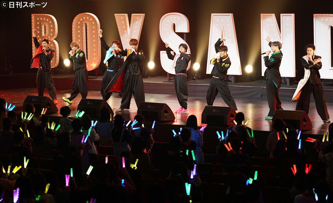 ボイメン全国ライブツアー「BARI　BARI★PARTY」をスタートさせたBOYS　AND　MEN（左から辻本達規、小林豊、田村侑久、水野勝、本田剛文、平松賢人、吉原雅斗、勇翔）（撮影・森本幸一）