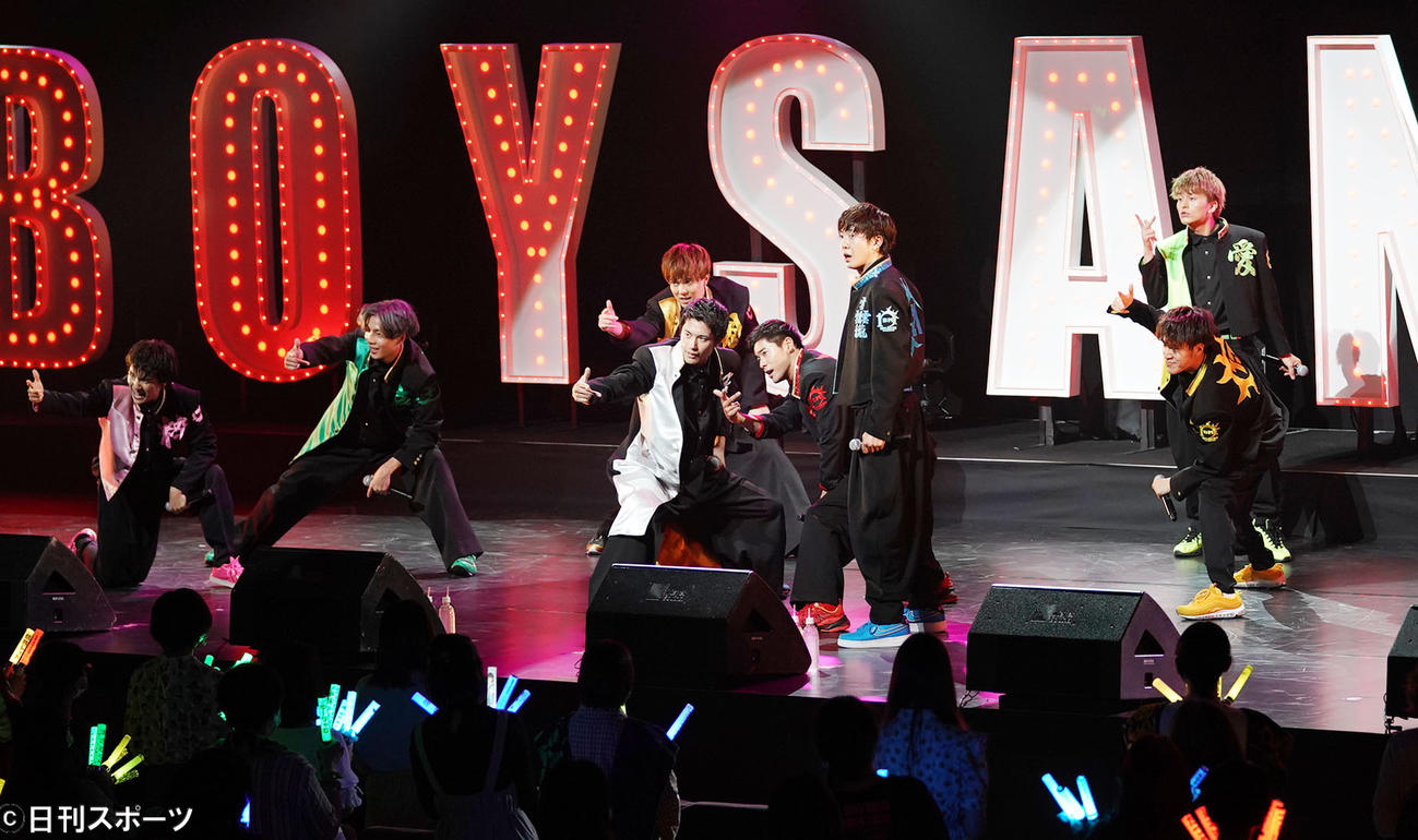 ボイメン全国ライブツアー「BARI　BARI★PARTY」をスタートさせたBOYS　AND　MEN（左から本田剛文、吉原雅斗、水野勝、勇翔、辻本達規、田村侑久、平松賢人、小林豊）（撮影・森本幸一）