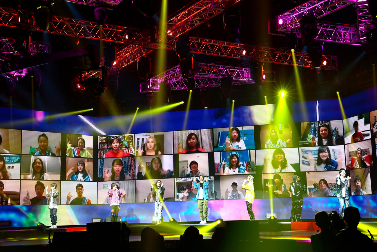 「LIVE×ONLINE　IMAGINATION」でパフォーマンスする三代目　J　SOUL　BROTHERS