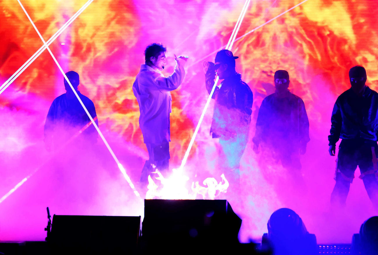 サプライズ登場したEXILE　SHOKICHI（左）がELLYとパフォーマンス