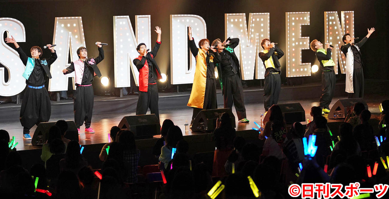 ボイメン全国ライブツアー「BARI　BARI★PARTY」（左から）田村侑久、本田剛文、辻本達規、水野勝、吉原雅斗、平松賢人、小林豊、勇翔（撮影・森本幸一）