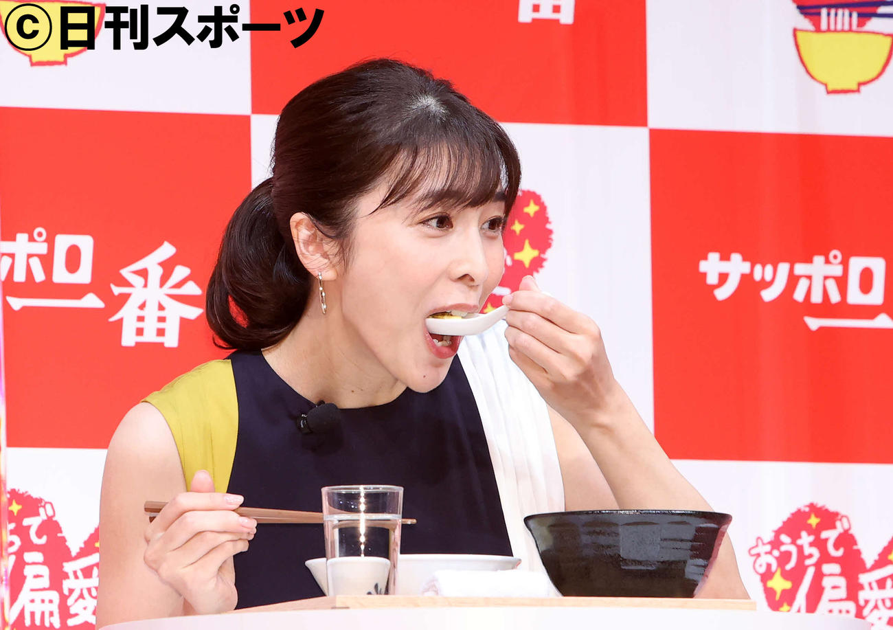 偏愛レシピ「たまごふわっふわ塩カルボナーラ」を食べる竹内結子さん（2020年9月1日撮影）