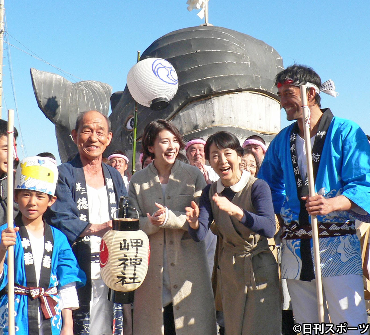 映画「ふしぎな岬の物語」の鯨祭のシーンで鯨歌を歌う、左2人目から笹野高史、竹内結子さん、吉永小百合、阿部寛