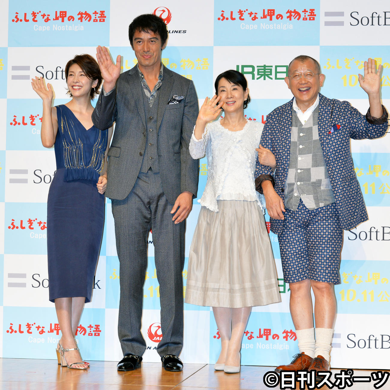 14年7月、映画「ふしぎな岬の物語」完成報告会見でポーズを決める、左から竹内結子さん、阿部寛、吉永小百合、笑福亭鶴瓶