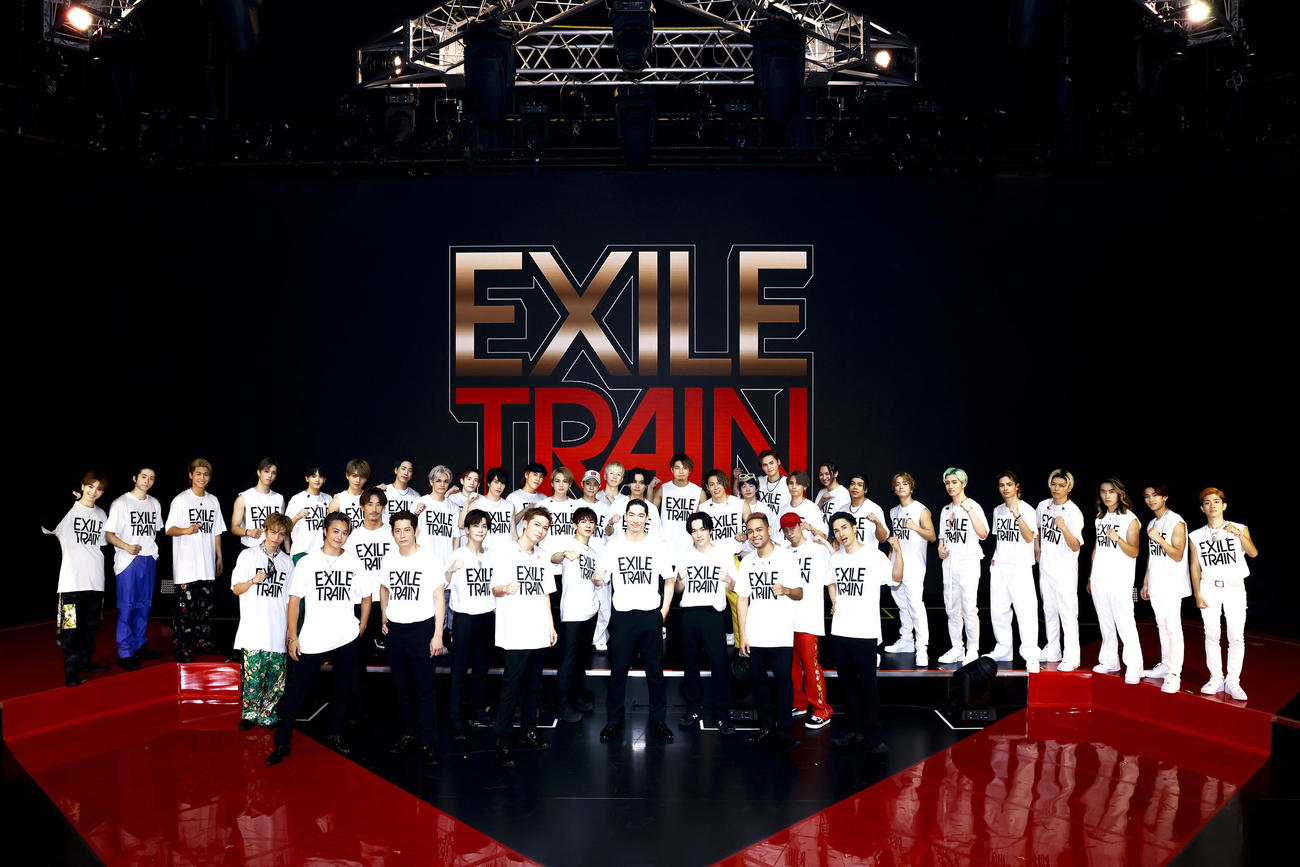 有料配信ライブ「EXILE　TRAIN」に出演したEXILE　TRIBEのメンバー。1列目左からTAKAHIRO、黒木啓司、SHOKICHI、AKIRA、NESIMITH、橘ケンチ、2列目左から佐藤大樹、小林直己、岩田剛典、NAOTO、TETSUYA、世界、3列目左から木村慧人、澤本夏輝、堀夏喜、瀬口黎弥、中島颯太、八木勇征、与那嶺瑠唯、藤原樹、吉野北人、川村壱馬、RIKU、神谷健太、LIKIYA、日高竜太、松井利樹、海沼流星、加納嘉将、砂田将宏、深堀未来、奥田力也、4列目左から陣、浦川翔平、後藤拓磨、岩谷翔吾、長谷川慎、龍、武知海青、山本彰吾、鈴木昂秀