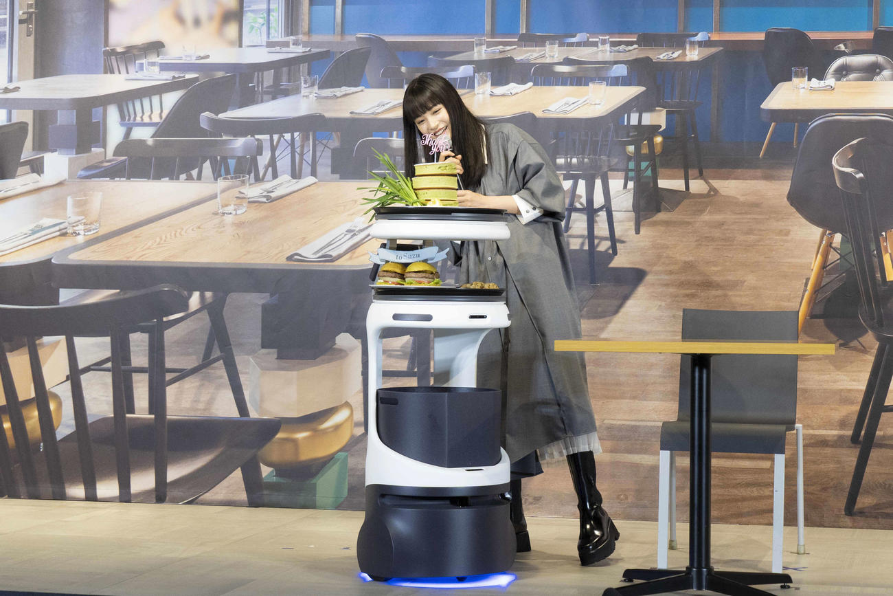 運搬・配膳ロボット「Servi」のニラづくしおもてなしにほほ笑む広瀬すず