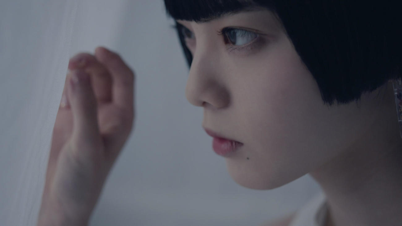 「ANREALAGE2021年春夏パリコレクション」のオープニング映像に参加する平手友梨奈