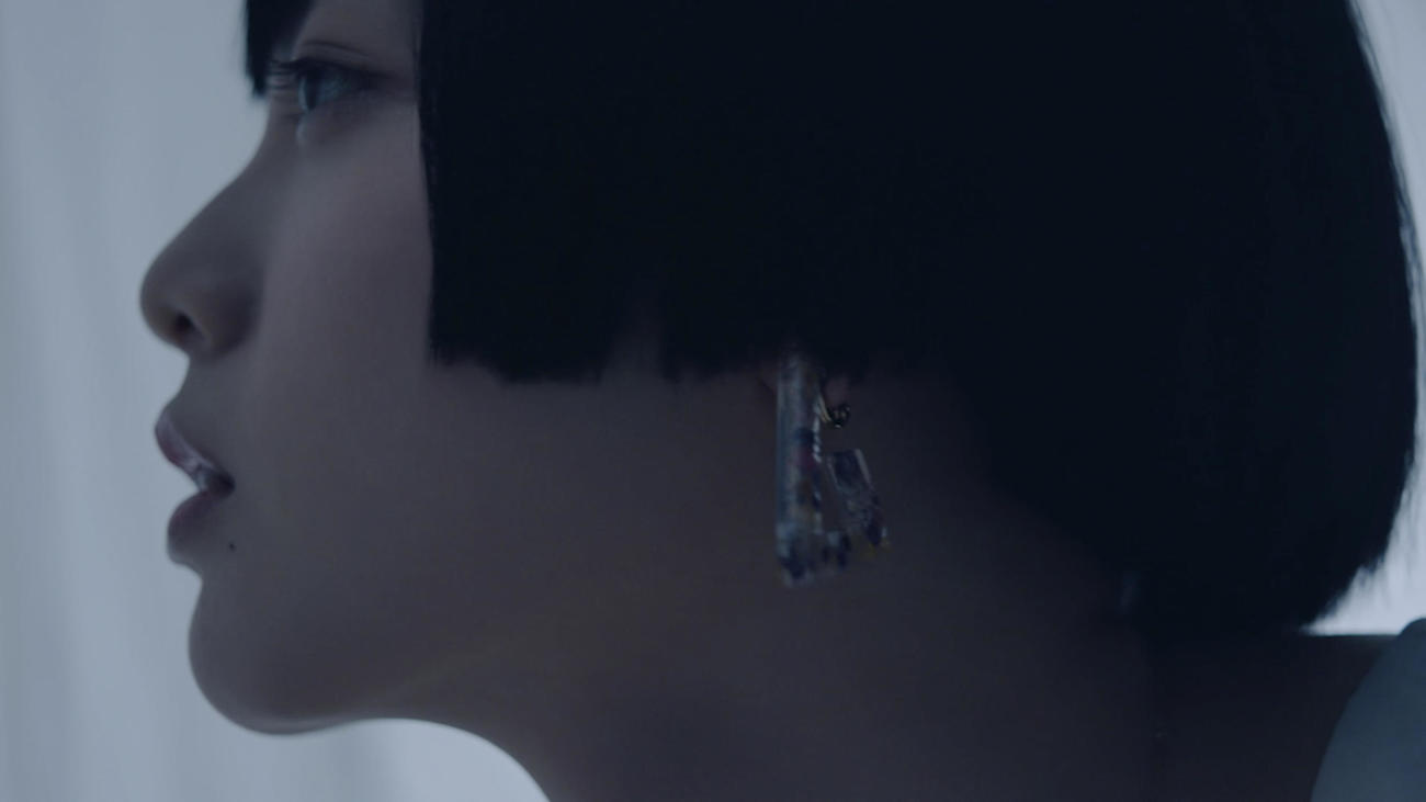 「ANREALAGE2021年春夏パリコレクション」のオープニング映像に参加する平手友梨奈