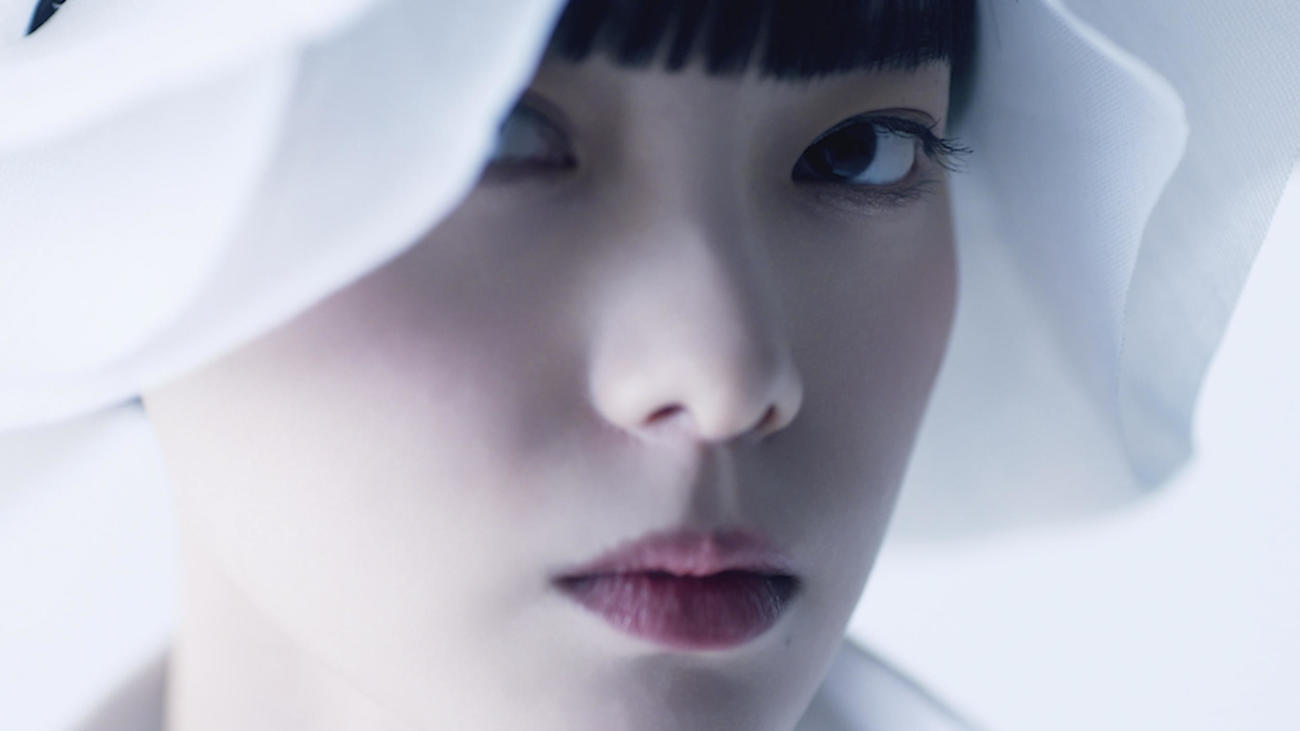 「ANREALAGE2021年春夏パリコレクション」のオープニング映像に参加する平手友梨奈