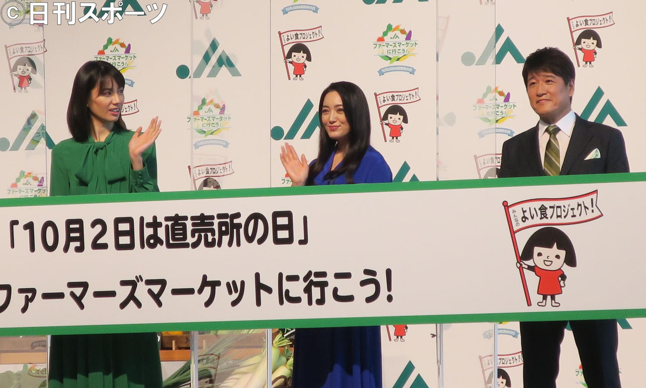 「10月2日は直売所の日」PRイベントで。左から、松下奈緒、仲間由紀恵、林修