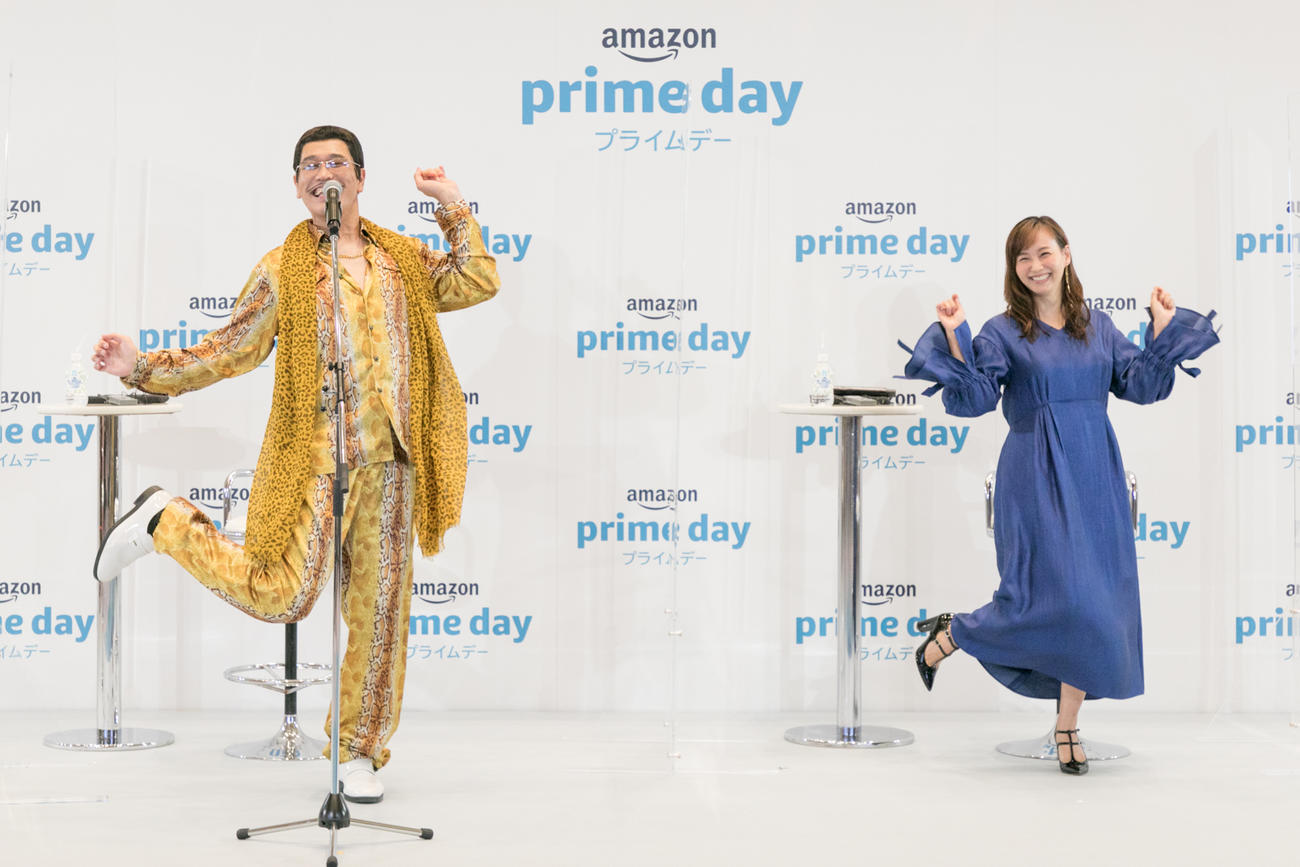 アマゾンプライムのオンライン会見で「PPAP」のアマゾンバージョン「APPD」を披露したピコ太郎（左）と藤本美貴
