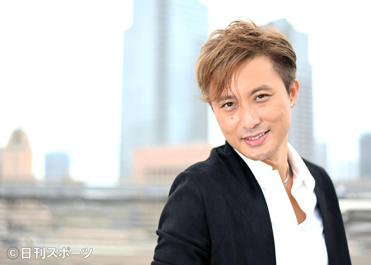 さわやかな笑顔で写真に納まるケンイチ大倉（撮影・横山健太）