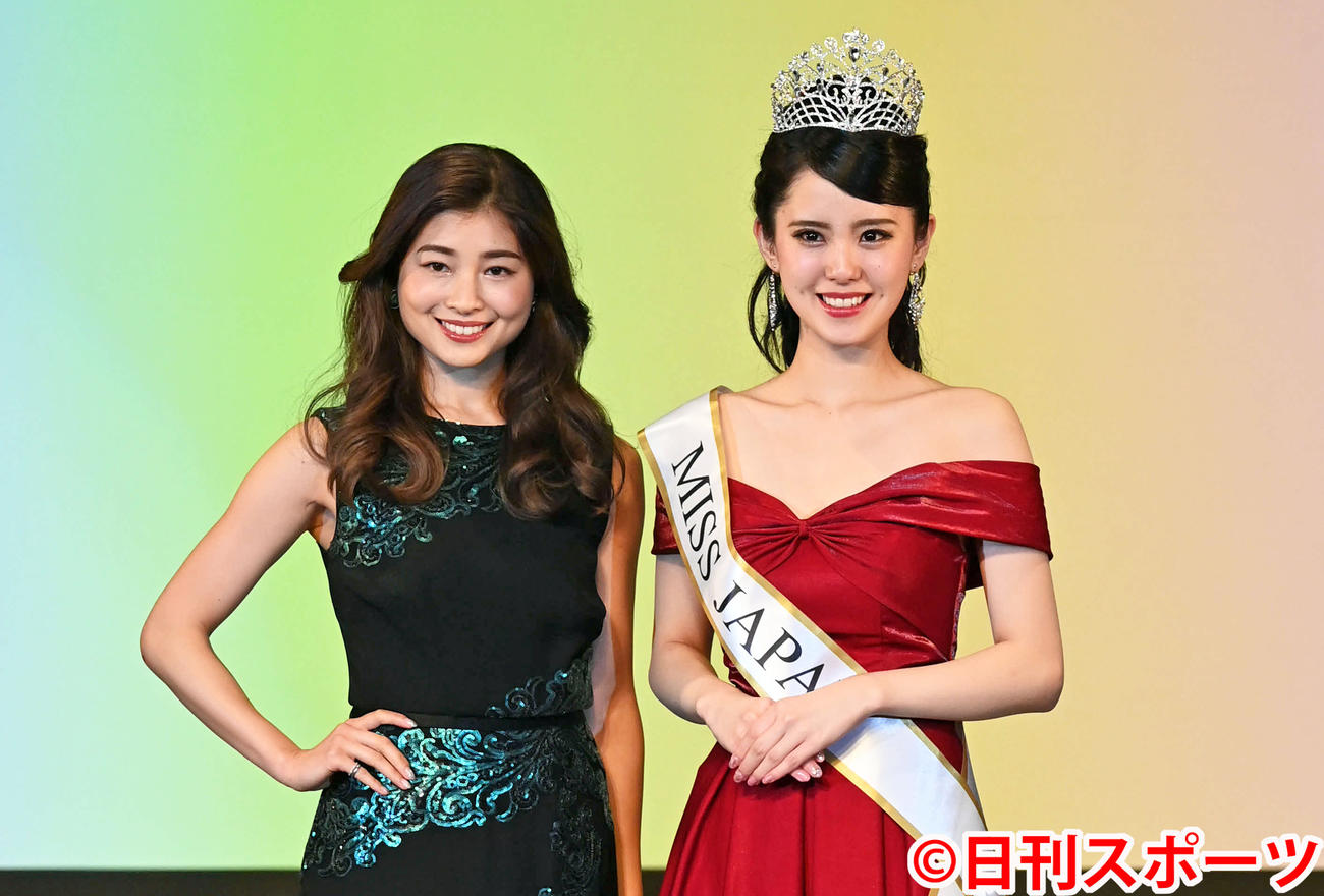 ミス・ジャパンに選ばれた小川千奈さん（右）は土屋炎伽さんと笑顔を見せる（撮影・山崎安昭）