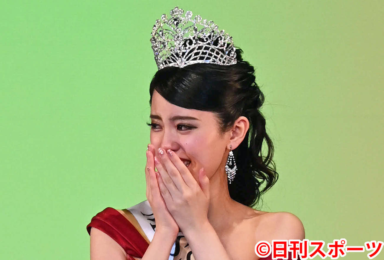 ミス・ジャパンに選ばれ感極まる小川千奈さん（撮影・山崎安昭）