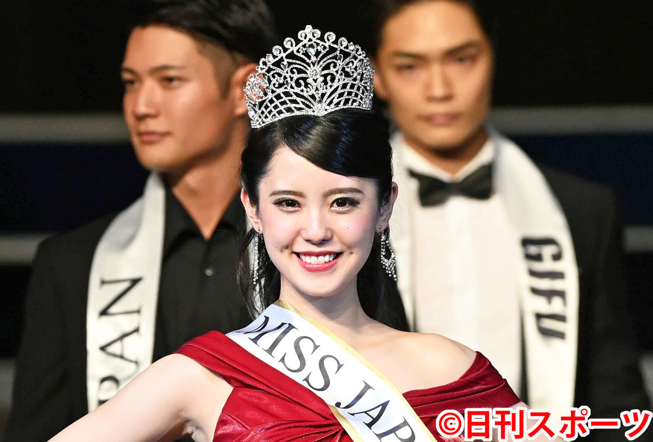 ミス・ジャパンに選ばれ笑顔の小川千奈さん（撮影・山崎安昭）
