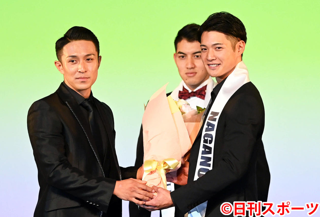 「2019ミスター・ジャパン」グランプリの岡田雄磨さんから花束を受け取る2位の山口達也さん（右）（撮影・山崎安昭）