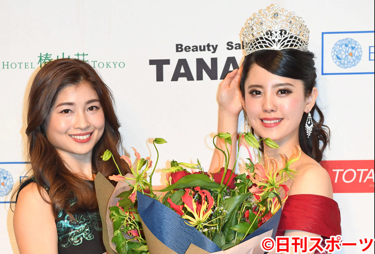 ミス・ジャパン小川千奈さん（右）は土屋炎伽さんと記念撮影（撮影・山崎安昭）