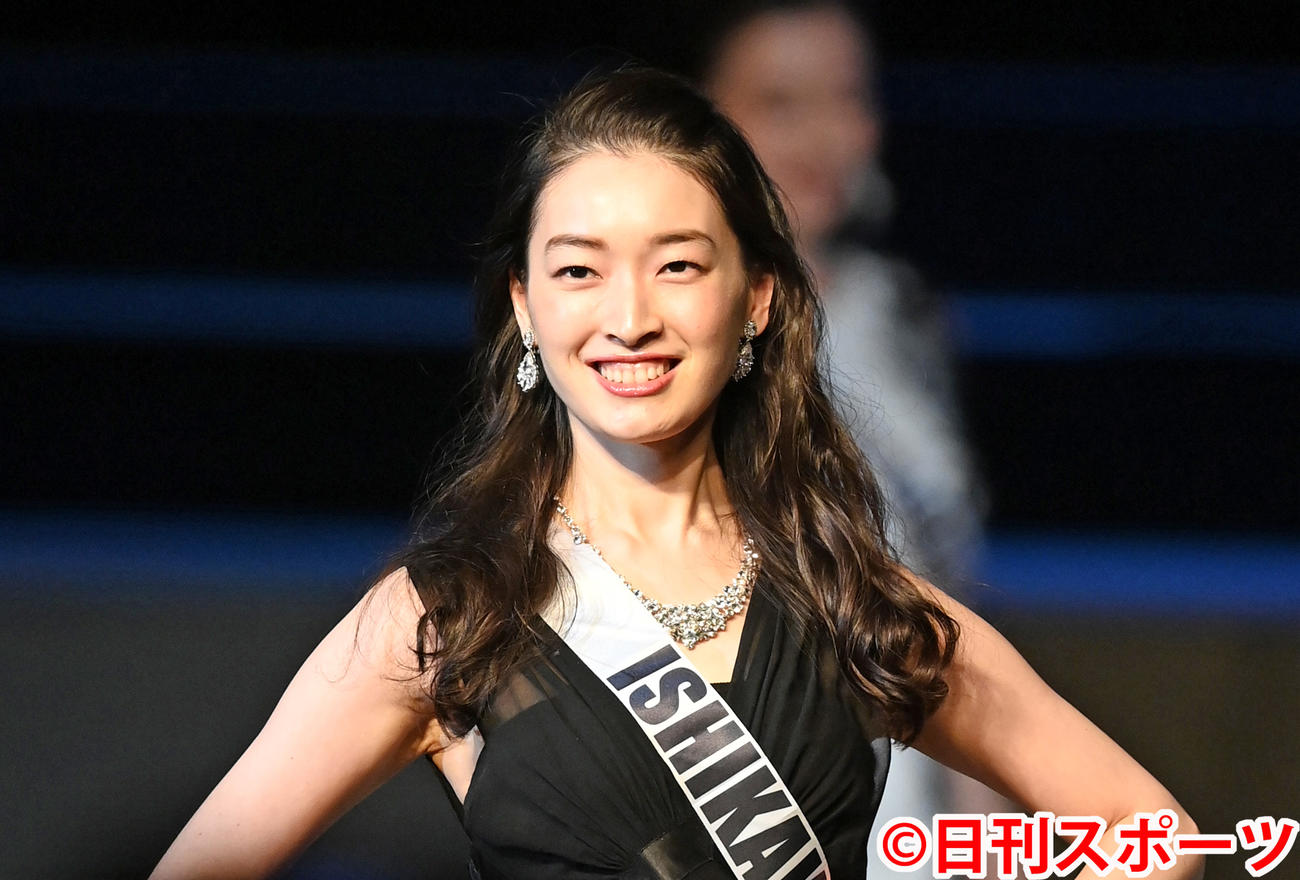 笑顔を見せる友成愛佳さん（撮影・山崎安昭）