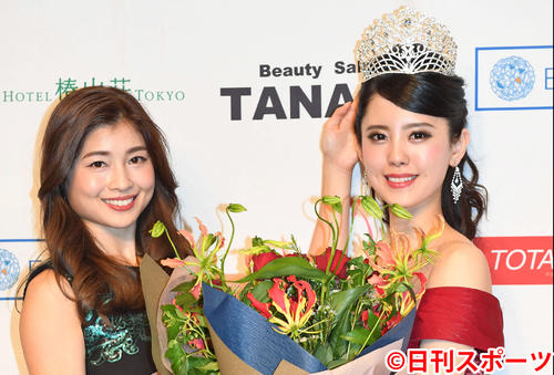 ミス・ジャパン小川千奈さん(右)は土屋炎伽さんと記念撮影(撮影・山崎安昭)